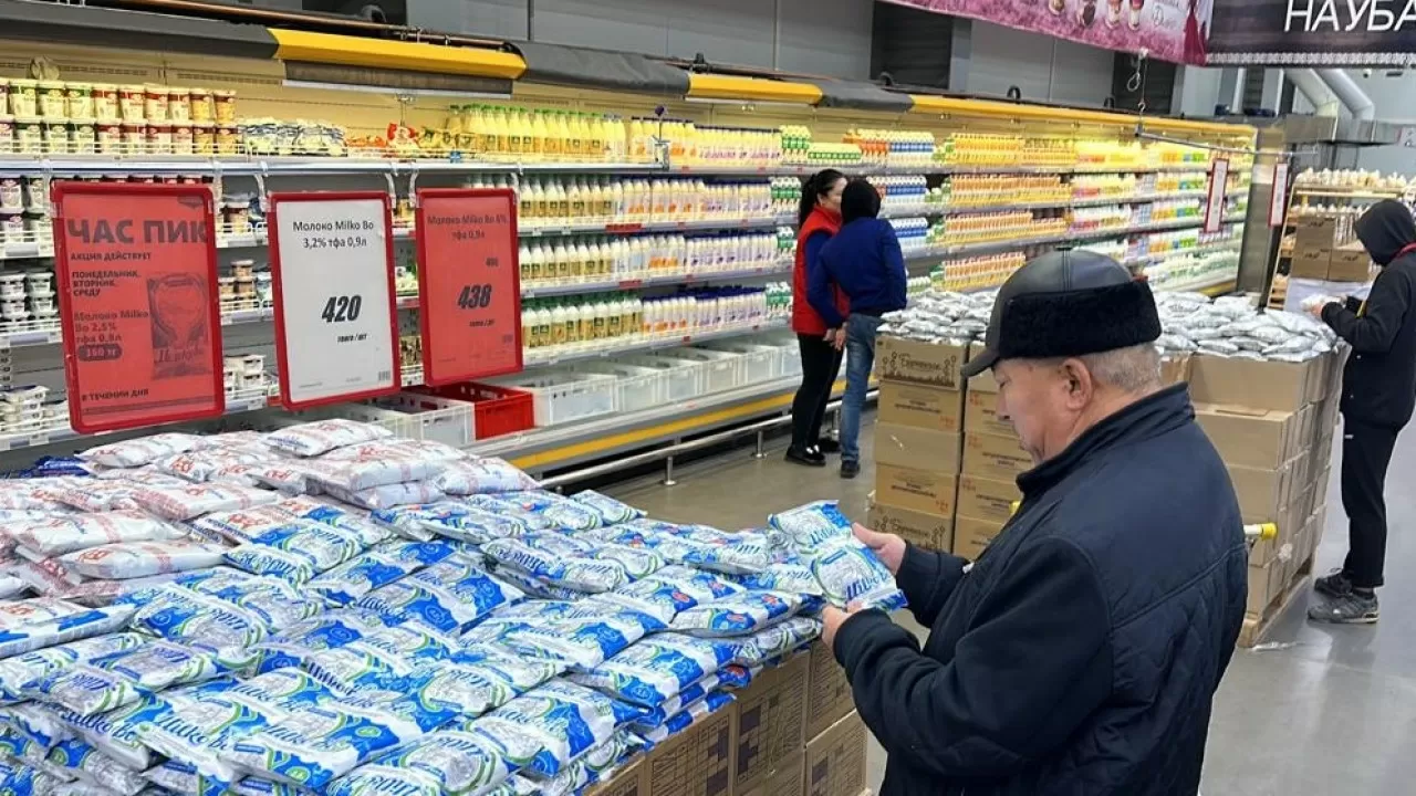 В Уральске пять торговых сетей снизили цены на социальные продукты 