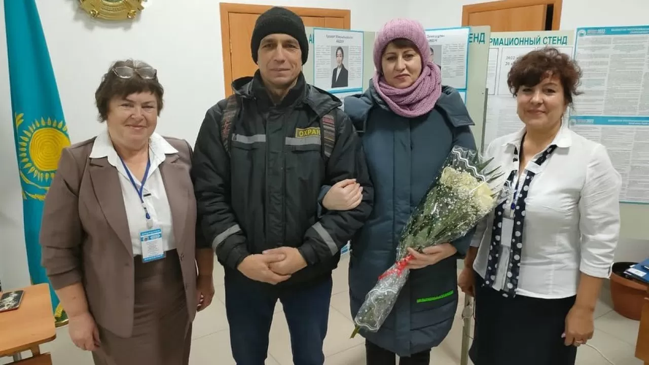 Маленьким костанайцам, пришедшим с родителями на выборы, вручают подарки