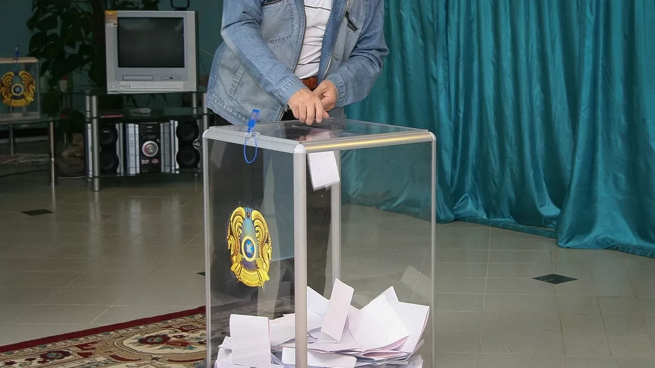 ЦИК: Явка избирателей на президентских выборах в Казахстане на 12:00 составила 38,55%  