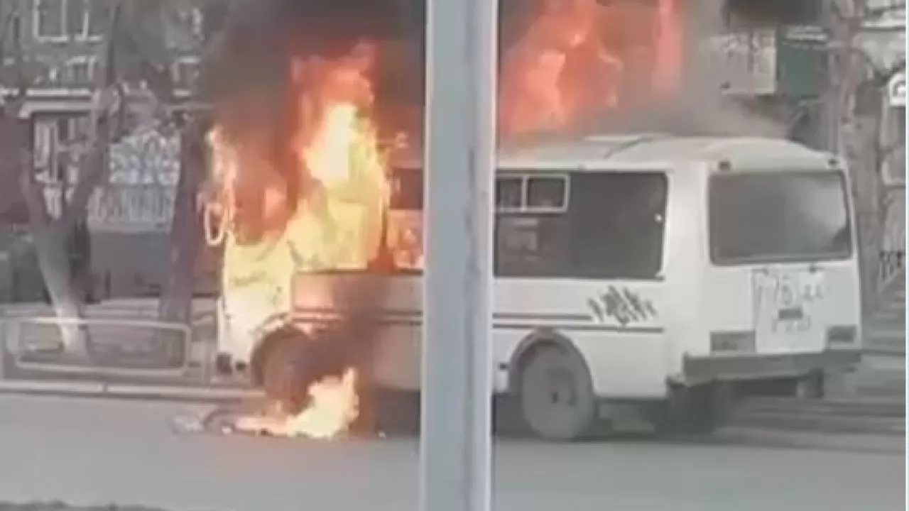 Семейде автобус өртенді