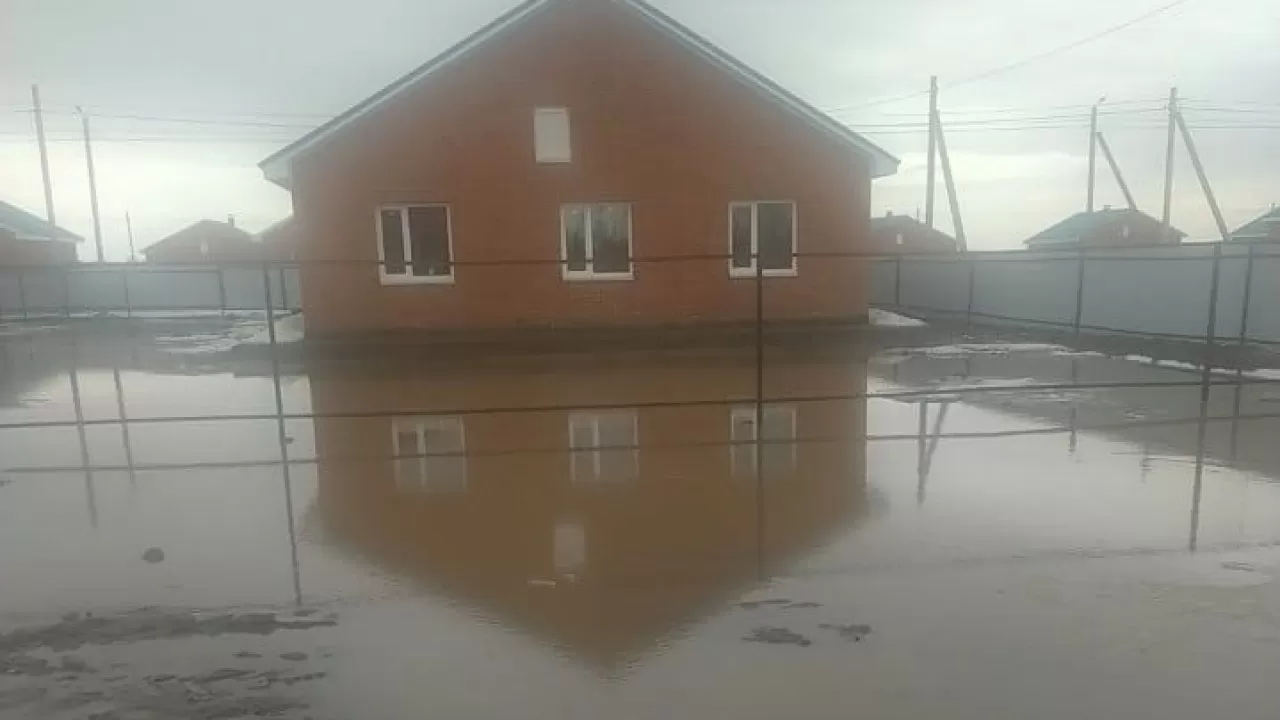 Жаңбыр салдарынан Әулиекөлдегі жаңа үйлер су астында қалды