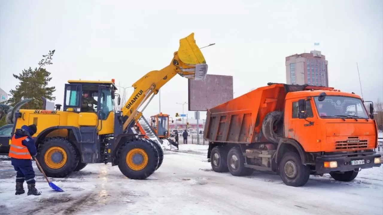 Из Астаны вывезли 8 тысяч кубометров снега