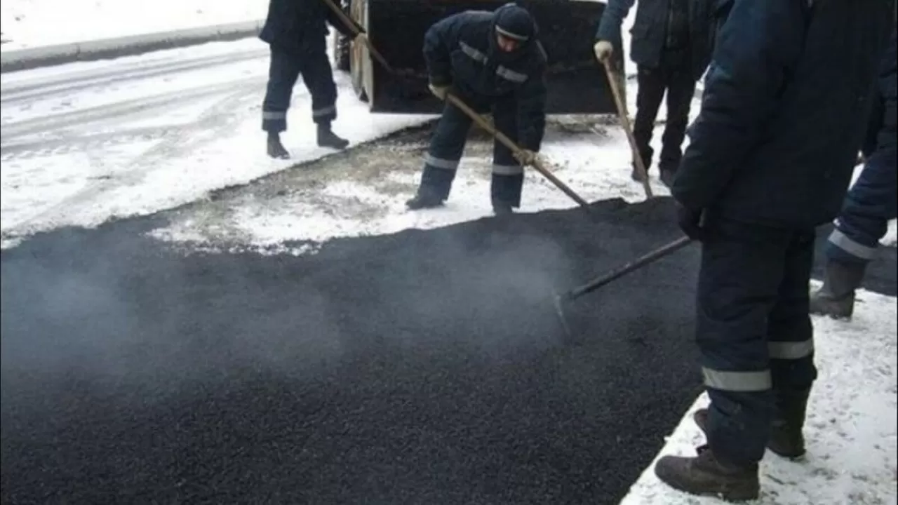 Екібастұз әкімдігі қардың үстіне асфальт төседі