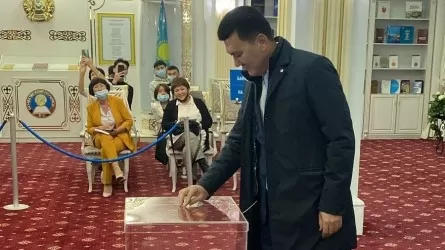 Мемлекеттік кеңесші Ерлан Қарин сайлауда дауыс берді