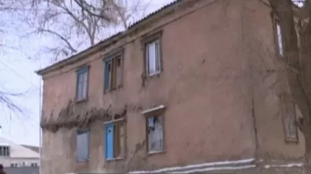 «Төтенше жағдайды күтудің қажеті жоқ»: Сенатор Жезқазғандағы апатты үйлер мәселесін шешуге шақырды