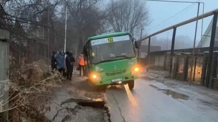 Алматыда қоғамдық көлік жол үстіндегі ойыққа түсіп кетті