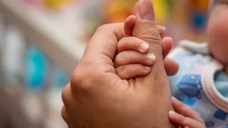 Шесть младенцев за 1-2 млн тенге продавали бездетным родителям в Алматы