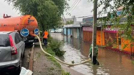 В одном из районов Алматы ликвидируют 12 участков подтопления