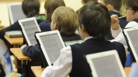 В Казахстане предлагают заменить тяжелые школьные рюкзаки на планшеты