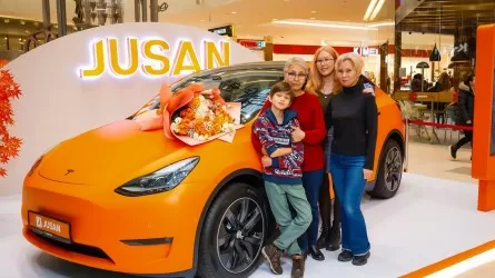 Алматы тұрғыны Jusan Bank ұйымдастырған акциядан Tesla көлігін жеңіп алды