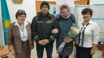 Маленьким костанайцам, пришедшим с родителями на выборы, вручают подарки