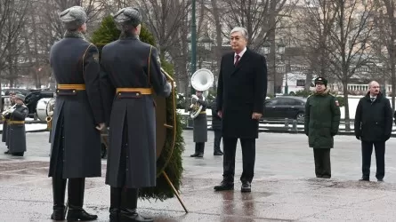 Токаев возложил цветы к мемориалу "Могила неизвестного солдата" в Москве