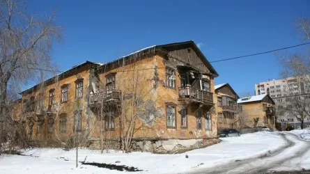 Сколько казахстанцев живут в аварийных домах?