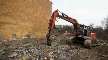 Один из нелегальных домов в Павлодаре застройщик снесет за свой счет