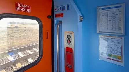 Сотни пассажиров оказались заблокированы в пассажирских поездах в Жамбылской области