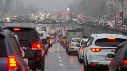 Несколько часов подряд на дорогах Алматы стоят десятибалльные автомобильные пробки