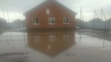 Жаңбыр салдарынан Әулиекөлдегі жаңа үйлер су астында қалды