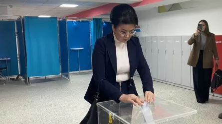 Кандидат в президенты Салтанат Турсынбекова проголосовала на выборах 