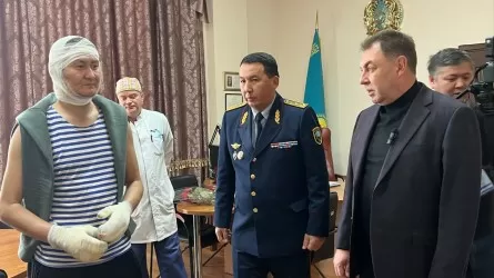 Юрий Ильин Аян Кемпіровке ІІІ дәрежелі «Айбын» орденін табыс етті