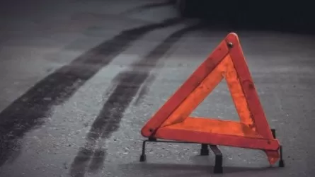 Алматыда автобус пен жеңіл көлік соқтығысты