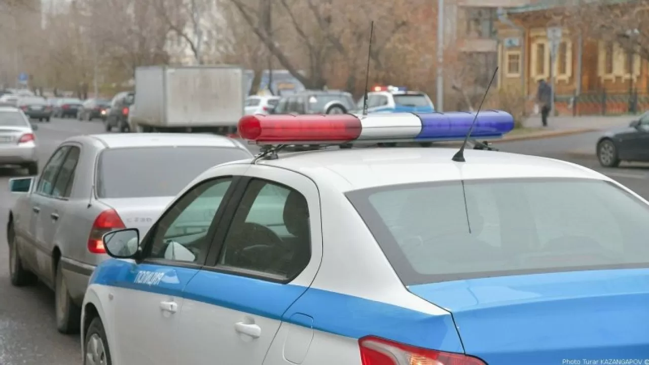 Ақтөбелік жүргізуші полицейге пара бермек болғаны үшін ұсталды