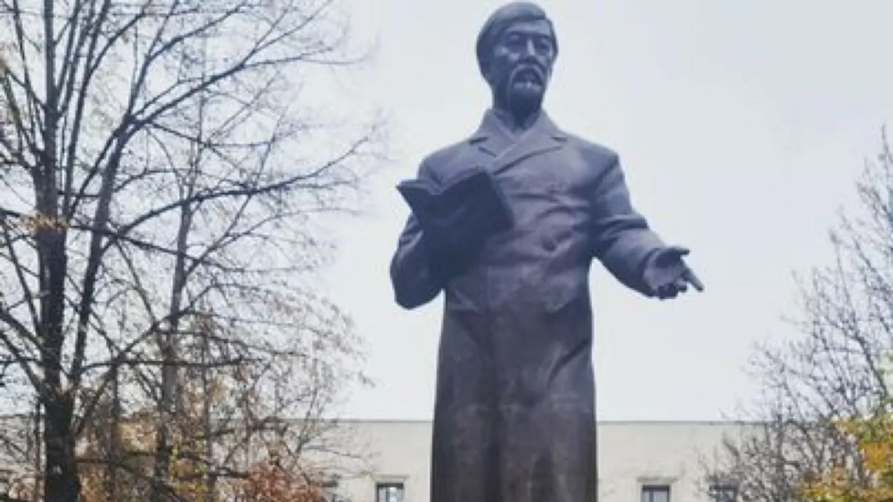Алтынсаринге қойылған ескерткіштің 223 сантиметрі қайда кетті?