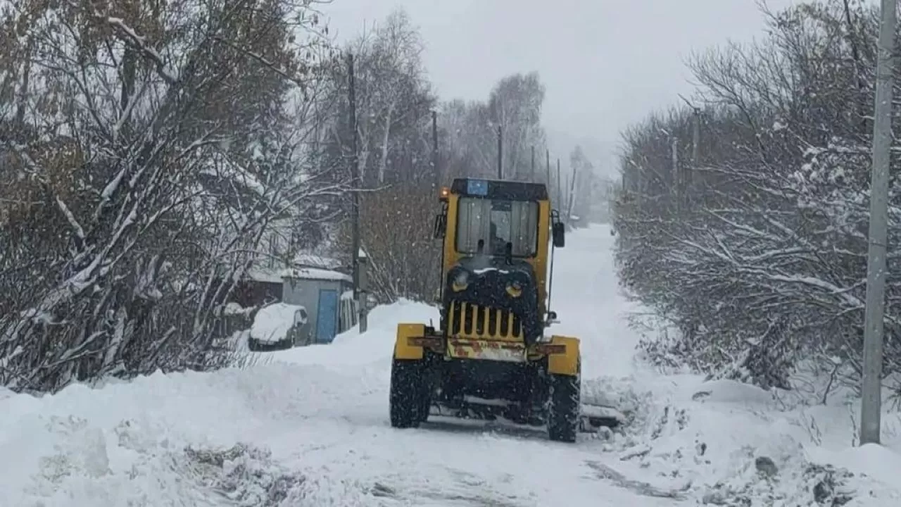 ШҚО-да ауыл тұрғындары көшенің қарын өздері күреп жүр