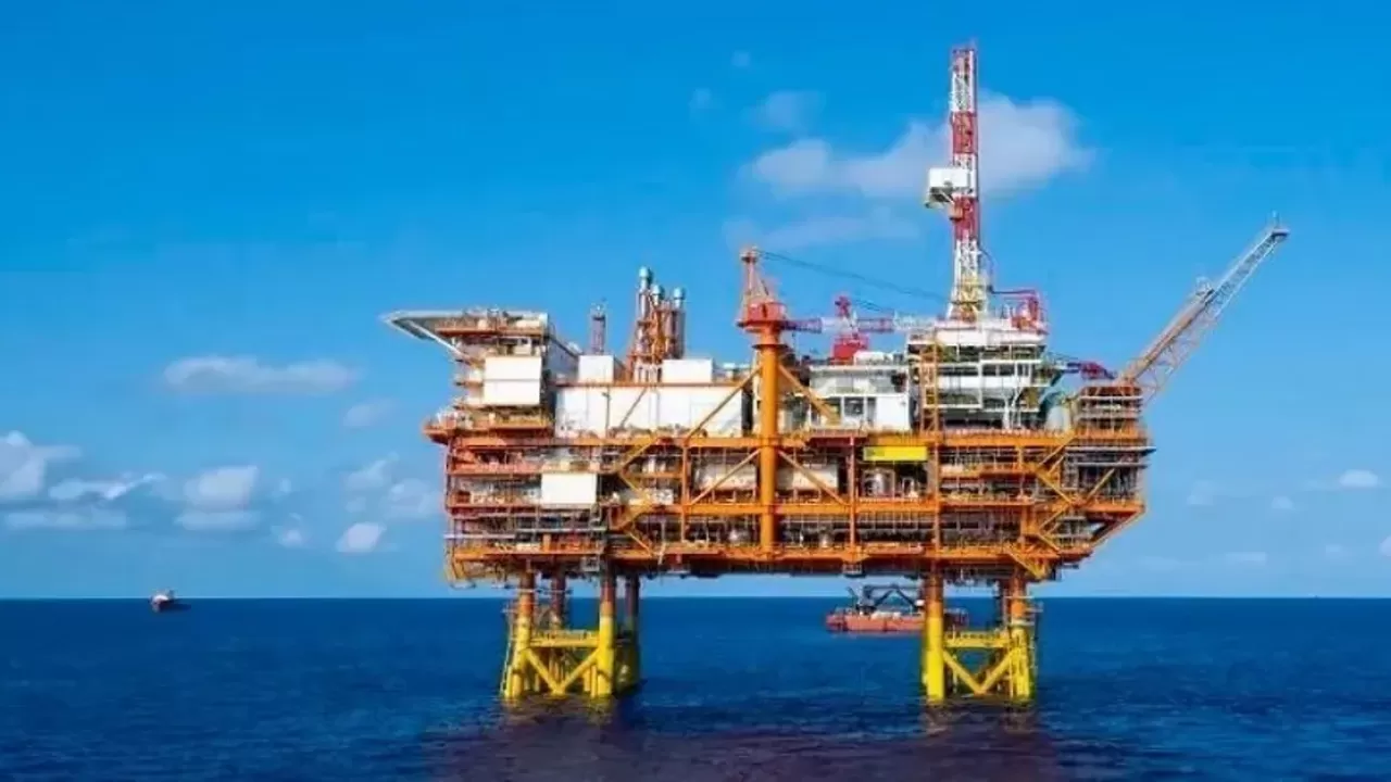 В Китае ввели в строй крупнейшую в Азии морскую нефтедобывающую платформу