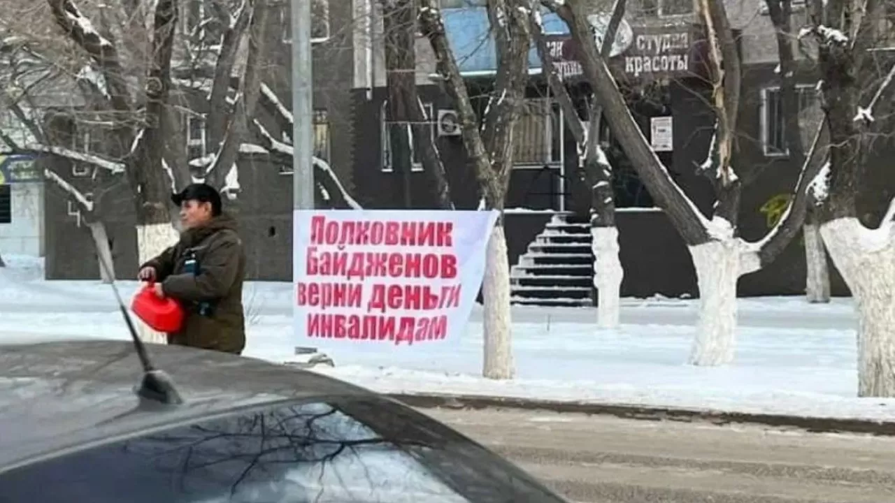 В Караганде у департамента полиции мужчина грозил совершить самоподжог