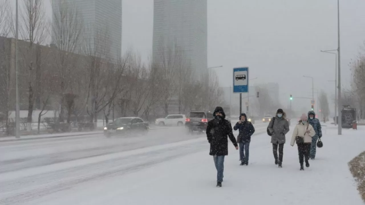 Астанада қалың жауған қар салдарынан бір күнде 135 жол апаты тіркелді