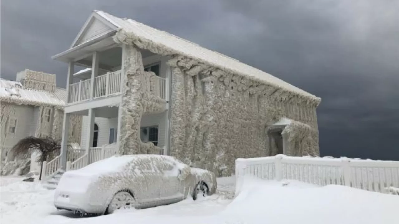 Городок в Канаде полностью покрылся льдом
