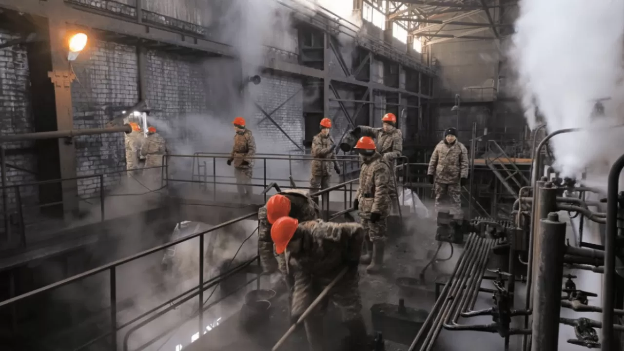 Семейдегі ЖЭО-дағы өрт: Құтқарушылар қазандыққа көмірді қолмен салып жатыр