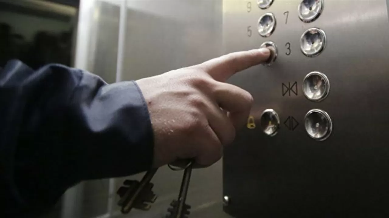 Алматыдағы тұрғын үйлердің бірінде лифт құлап, 1 адам көз жұмды