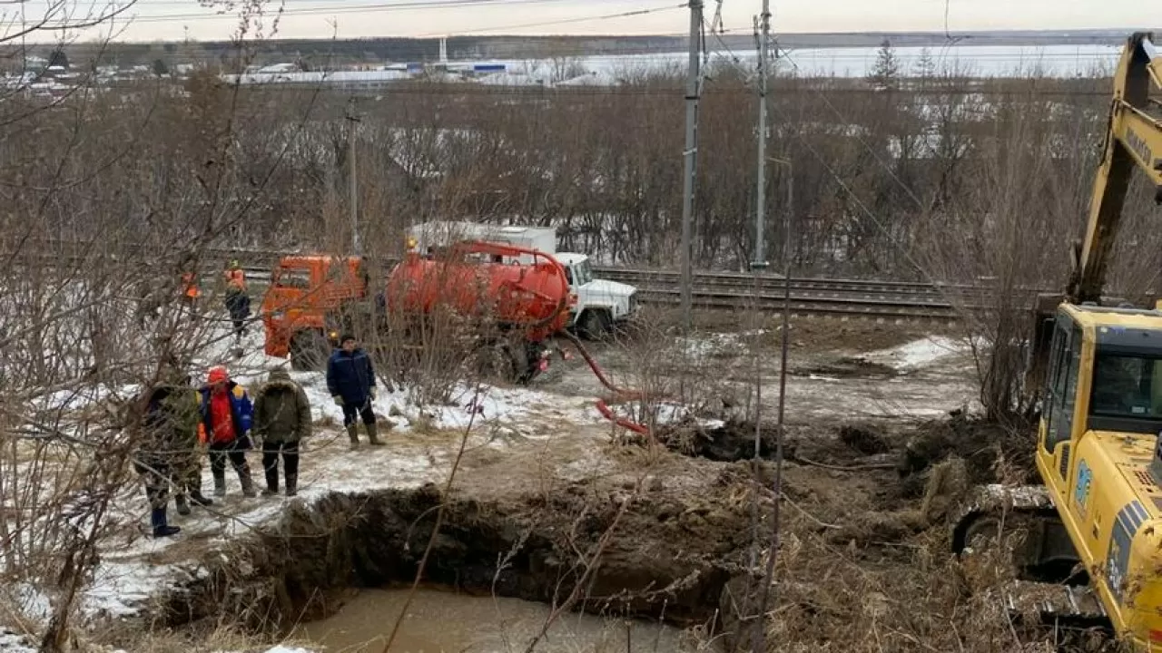 Петропавлда апаттың салдарынан темір жолды су басты