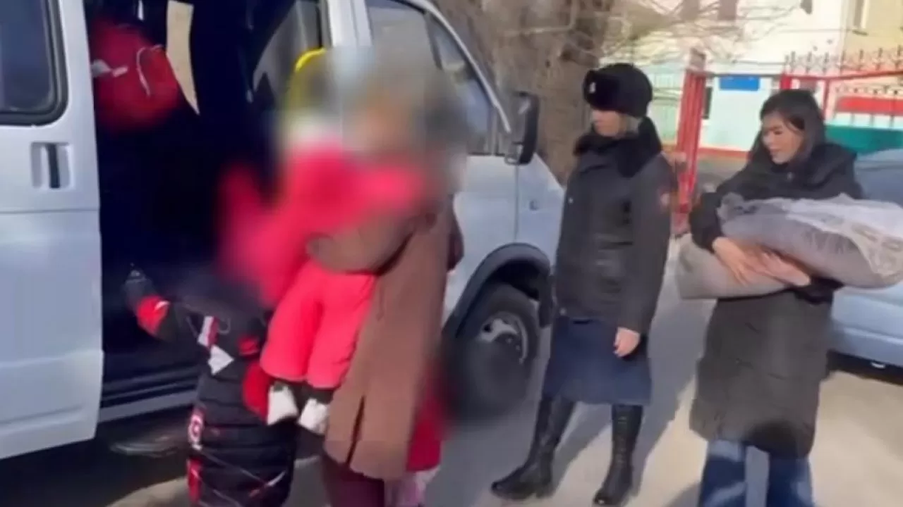 Атырауда көпбалалы шетелдік әйел ел аумағынан шығарылды