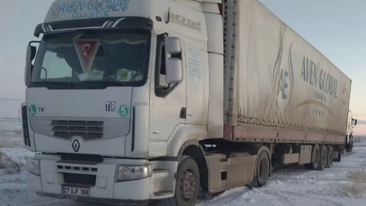 Қостанайда құтқарушылар түркиялық ауыр жүк көлігін қар құрсауынан шығаруға көмектесті