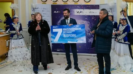 Юбилейный пассажир аэропорта Алматы получила сертификат на поездку в Анталью 