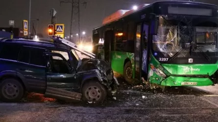 Автобус и кроссовер столкнулись лоб в лоб в Алматы