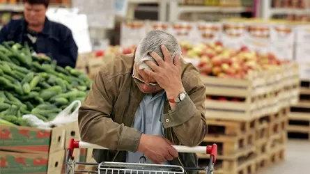 Причины роста цен на продукты, сотовую связь и такси назвали в АЗРК