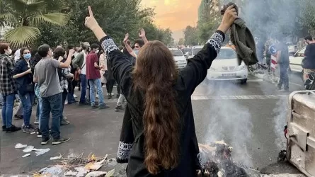 К смерти приговорили обвиняемых в убийстве полицейского на протестах в Иране  