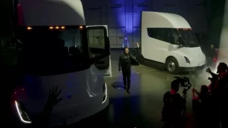 "Эта штука выглядит будто из будущего" – Маск представил второе поколение грузовиков Tesla