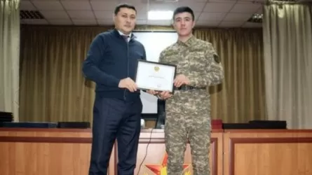 Семейде ЖЭО-да апат кезінде көмірді қолмен салып шыққан әскерилер марапатталды
