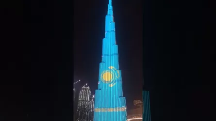 Самый высокий небоскреб окрасился в цвета казахстанского флага