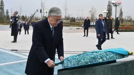 Токаев в Узбекистане возложил цветы к монументу Независимости 