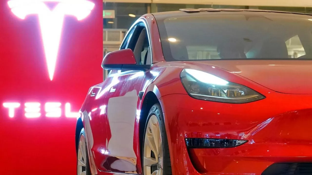 Tesla отзывает в Китае более 435 тыс. автомобилей из-за проблем в ПО 
