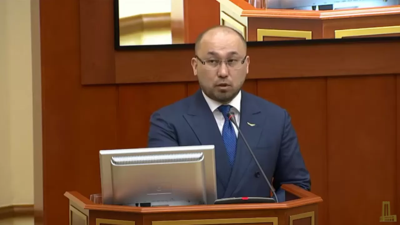"Қарастырамыз", "қолға алуымыз керек". Дәурен Абаев депутаттар сауалына қалай жауап берді?