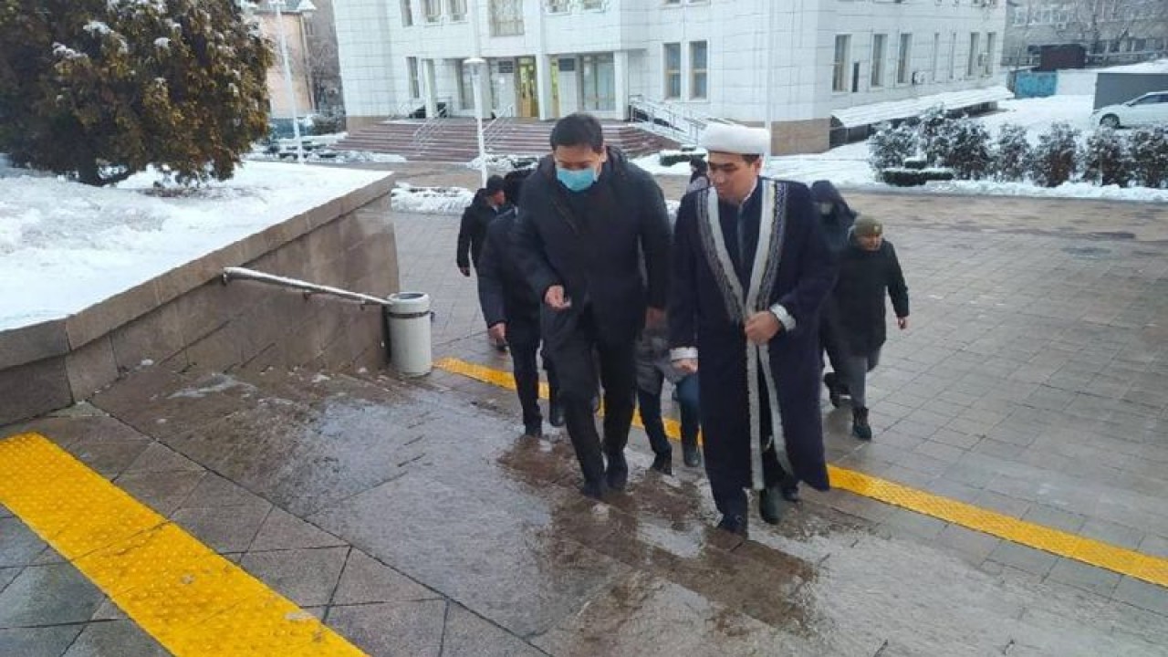 Аким Алматы почтил память жертв январских событий