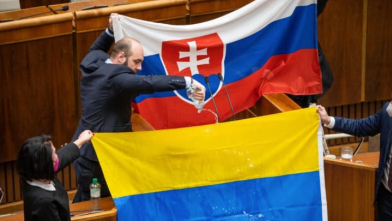 Словакия Парламентінде депутат Украинаның туына су шашты 