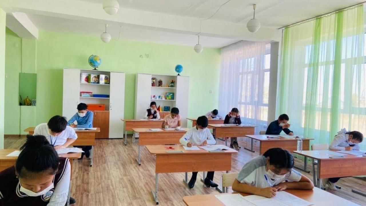 Как в Алматы решат вопрос с дефицитом ученических мест  