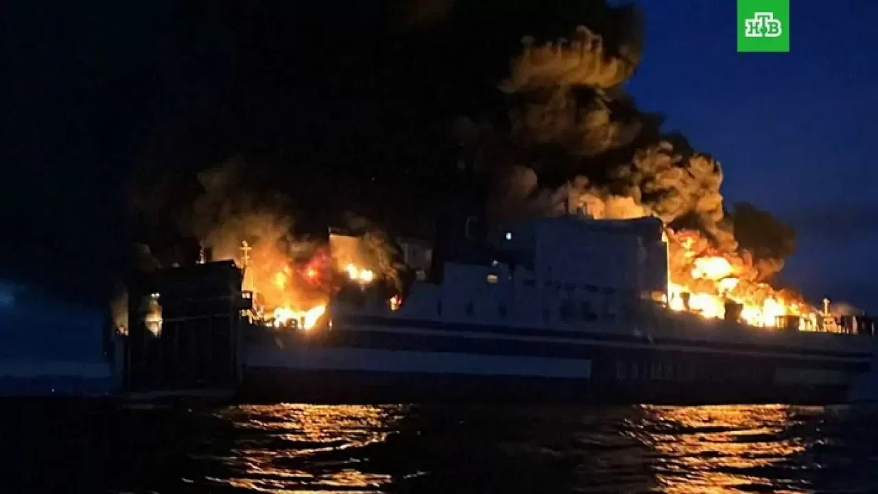 Более десяти человек пропали без вести после пожара на пароме вблизи Греции